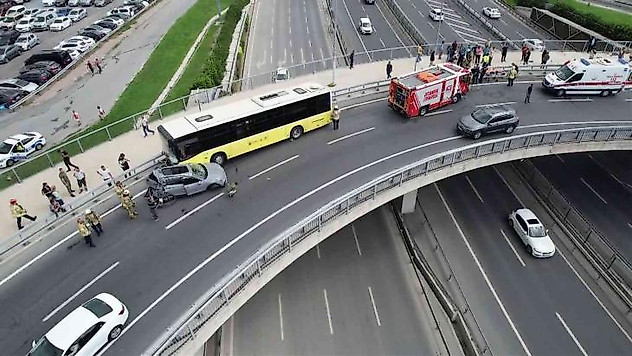 Yenikapı'da bir İETT otobüsü kaza yaptı. Yaralılar olduğu öğrenilirken, olay yerine çok sayıda itfaiye ve ambulans sevk edildi.
