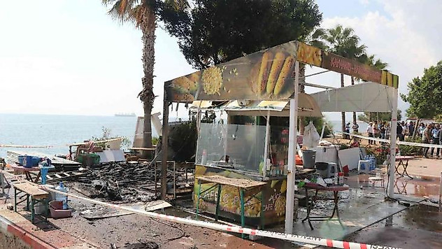 Yıkım kararı verilen büfe yandı