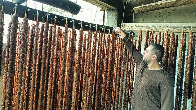 Yılda 500 ton üretilen cevizli sucuk köylülerin geçim kaynağı