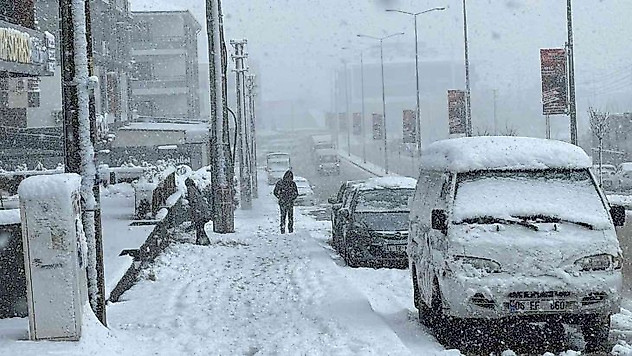 Yoğun kar yağışı şehirde etkili oluyor