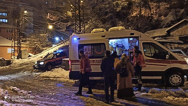 Yoğun karda yaşlı kadının imdadına yetiştiler