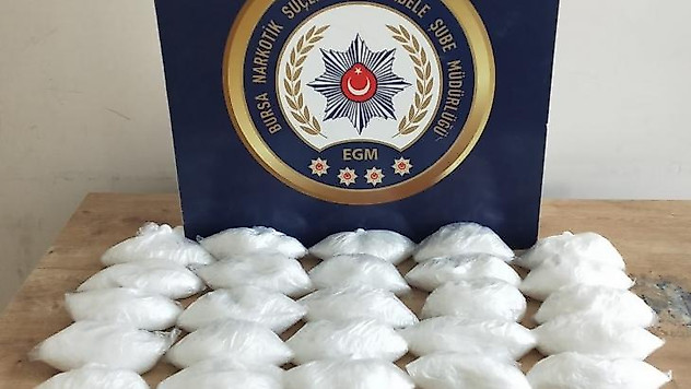 Yok artık...Uyuşturucu tacirleri 5 kilo uyuşturucuyu bebek bisikletine sakladı