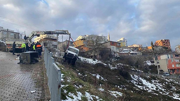 Yokuş aşağıya inen servis minibüsü yoldan çıkarak takla attı: 1 yaralı