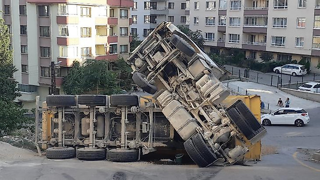 Yokuşu çıkmaya çalışan hafriyat kamyonu devrildi, faciadan dönüldü