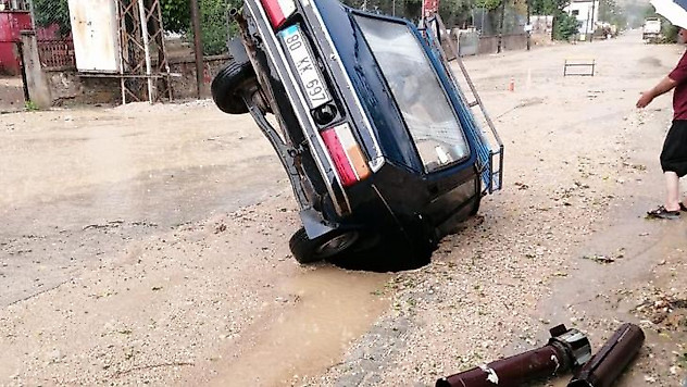 Yol çöktü, otomobil içine düştü