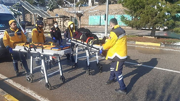 Yolcu minibüsü buzlanma nedeniyle devrildi: 3 yaralı
