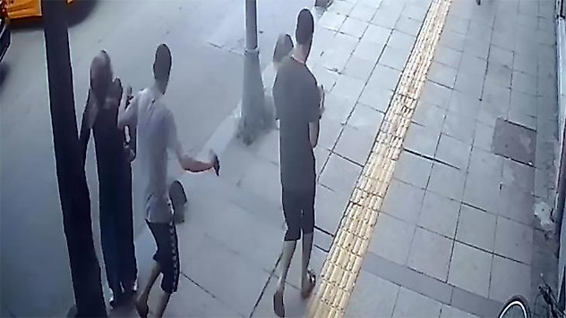 Yolda yürüyen kadını iterek düşürdü, hiçbir şey yokmuş gibi yoluna devam etti
