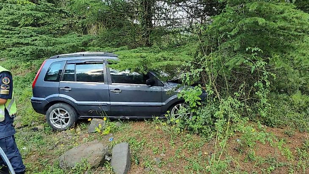 Yoldan çıkan otomobil ağaca çarpttı: 2'si çocuk 7 yaralı
