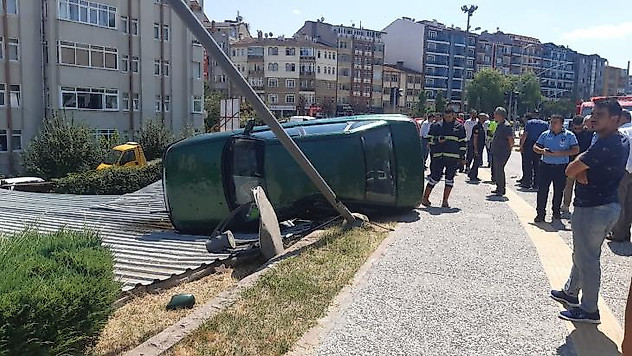 Yoldan çıkan otomobil, aydınlatma direğini devirerek otoparkın çatısına uçtu