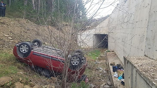 Yoldan çıkan otomobil şarampole yuvarlandı: 5 yaralı
