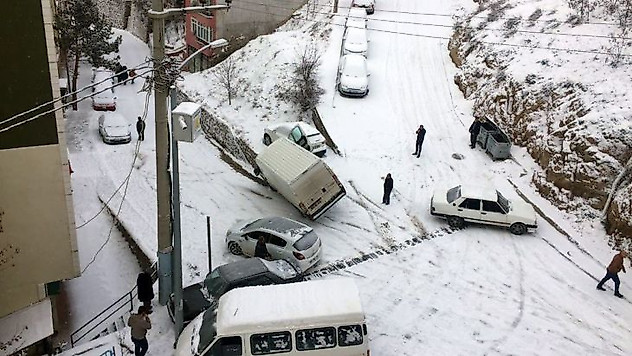 Yollar tuzlanmayınca kazalar ardı ardına geldi