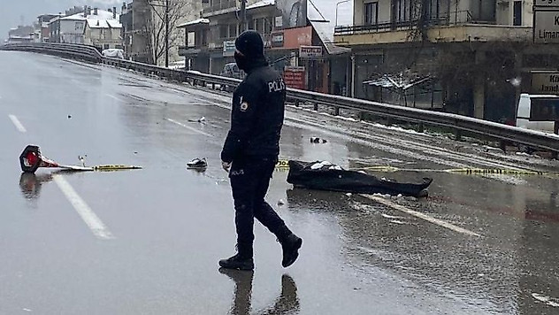 Yolun karşısına geçmeye çalışırken tırın altında can verdi