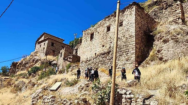 Yüksekovalı dağcılar Çukurca'nın kültürel yerlerini gezdi