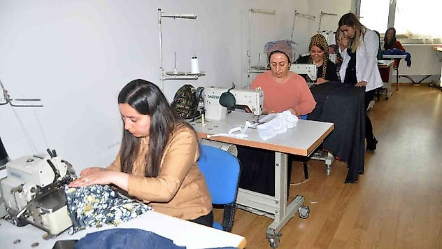 Yüksekovalı kadınların diktiği elbiselere İran ve Irak'tan talep