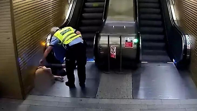 Yürüyen merdivene ters binen hırsız polis tarafından yakalandı