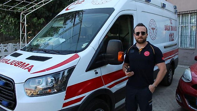 Zamanla yarışan ambulans şoförleri, duyarsız sürücülerin engeline takılıyor