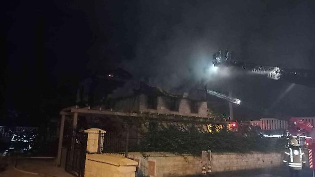 Zeytinburnu'nda alev alev yanan tarihi fırın harabeye döndü