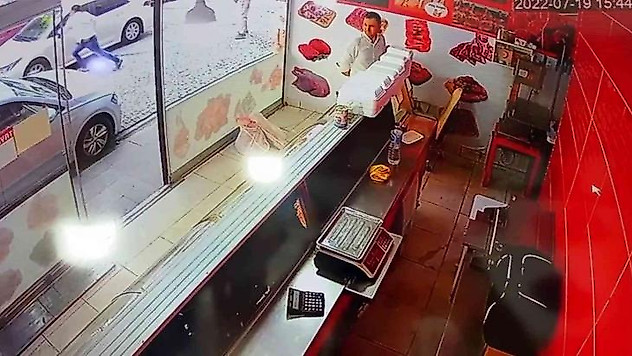 Zeytinburnu'nda yolda yürüyen kadın kör kurşunun hedefi oldu, o anlar kamerada