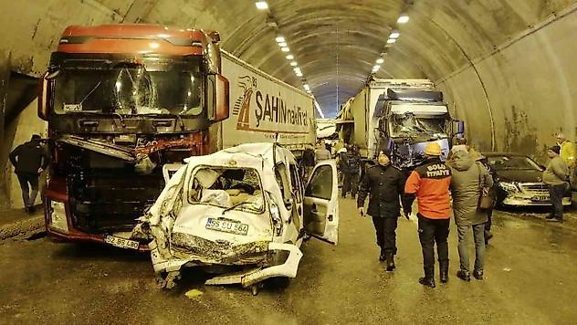 Zincirleme kazada bacakları kopan genç hastanede hayatını kaybetti