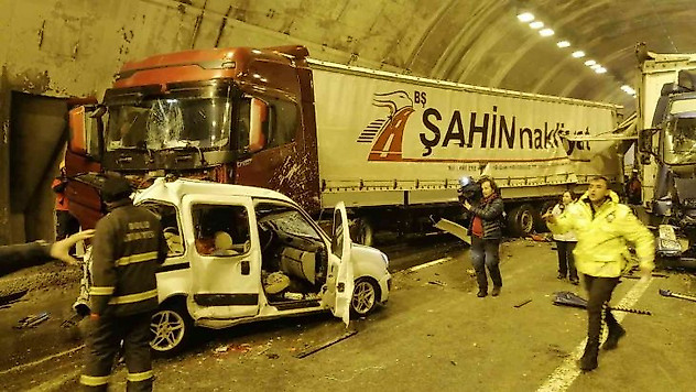 Zincirleme kazada kapanan Bolu Dağı Tüneli 5 buçuk saat sonra açıldı