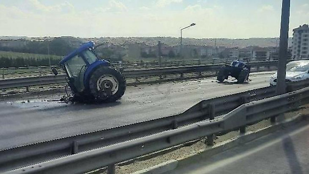Zincirleme trafik kazasında ikiye bölünen traktörün sürücüsü yaralandı
