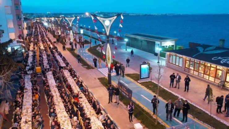 1 kilometrelik dev iftar sofrası: Bu sofranın başı var sonu yok