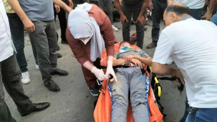 14 yaşındaki çocuğun kullandığı plakasız motosiklet kazaya karıştı: 2 yaralı