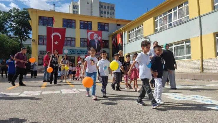 19 milyona yakın öğrenci için ilk ders zili çaldı