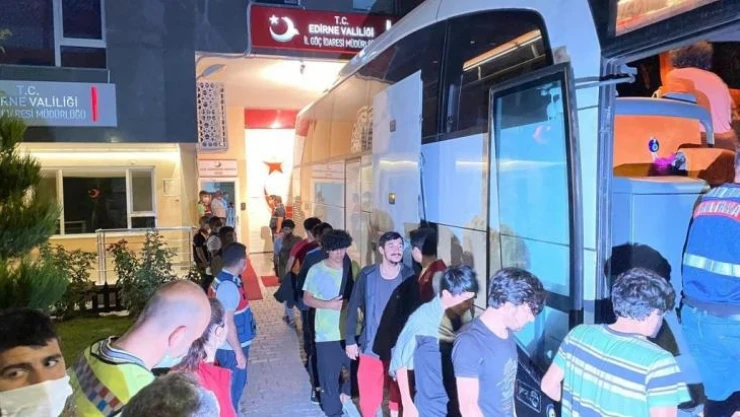 227 Afgan göçmen sınır dışı edilmek üzere İstanbul'a gönderildi