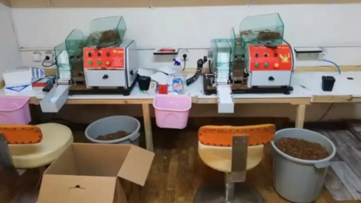 4 iş yeri ve 8 ikamete yapılan baskında binlerce kaçak makaron ele geçirildi