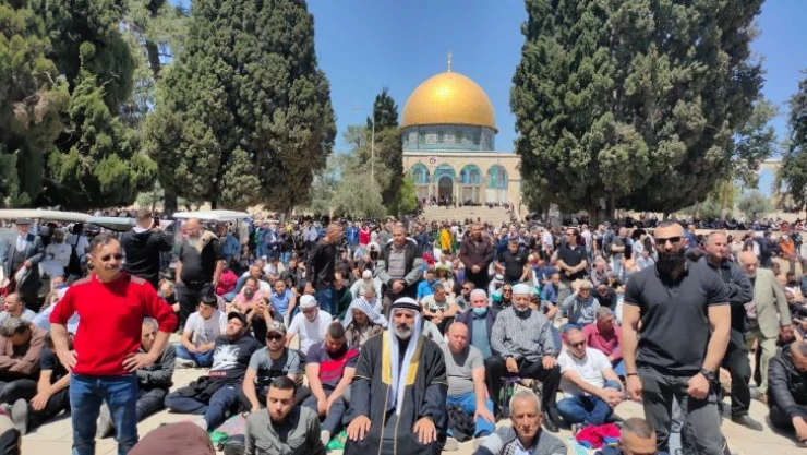 50 bin Müslüman İsrail saldırılarının gölgesinde Mescid-i Aksa'da Cuma namazı kıldı