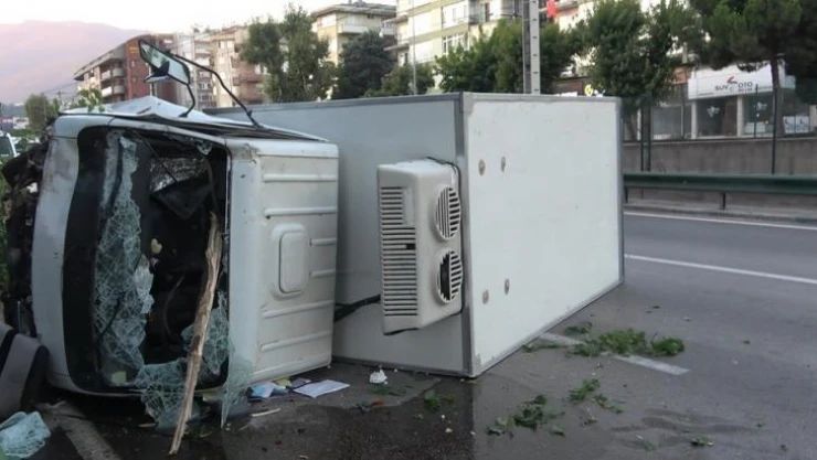 Ağaçları yerinden söken kamyonet yan yattı: 2 kişi yaralandı