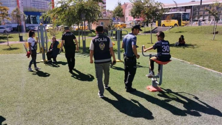 Aksaray'da polis ekipleri hem denetim yapıyor hem de vatandaşları dinliyor