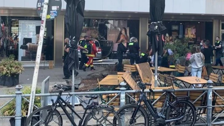Almanya'da bir araç kalabalığın arasına daldı: 1 ölü, 30 yaralı