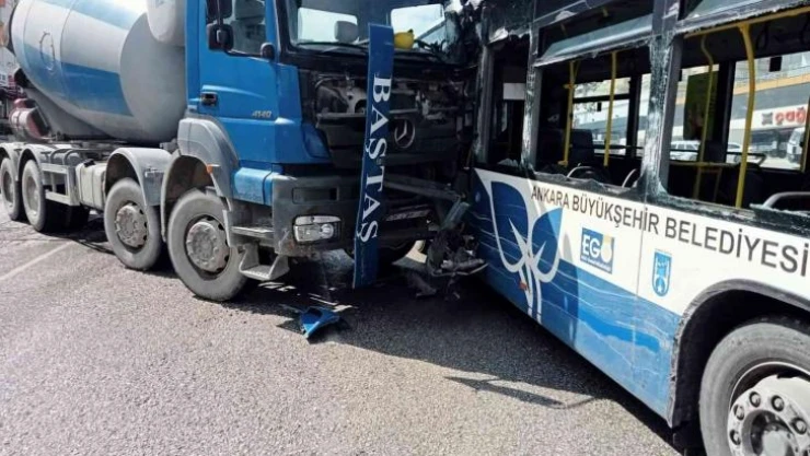 Ankara'da belediye otobüsü ile beton mikserinin çarpışma anı kamerada