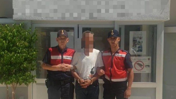 Antalya'da jandarma aranan hükümlüyü baba evinde yakaladı