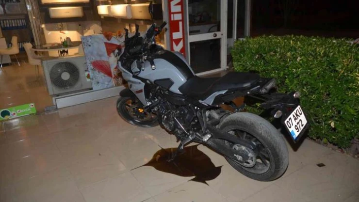 Antalya'da motosiklet refüje çarptı: 2 yaralı