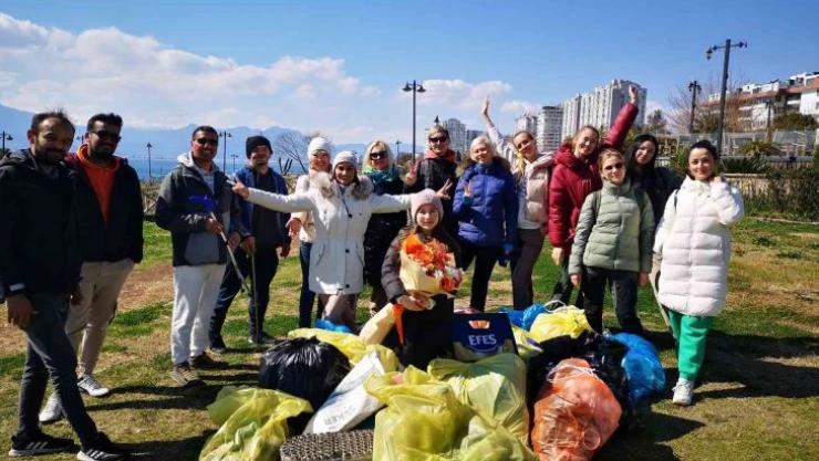 Antalya'da Rus ve Ukraynalılar birlikte çöp topladı