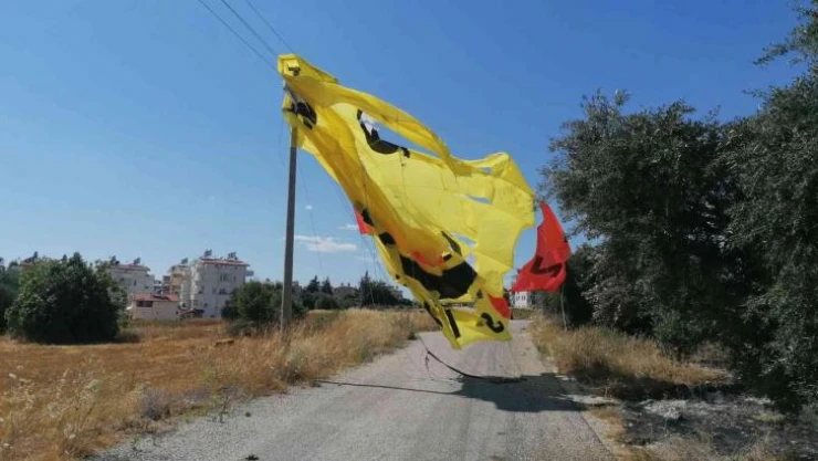 Antalya'da tekneye bağlı ipi kopan paraşüt metrelerce yüksekte böyle sürüklendi