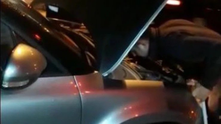 Aracın motor kısmında sıkışan kediyi itfaiye ekipleri kurtardı