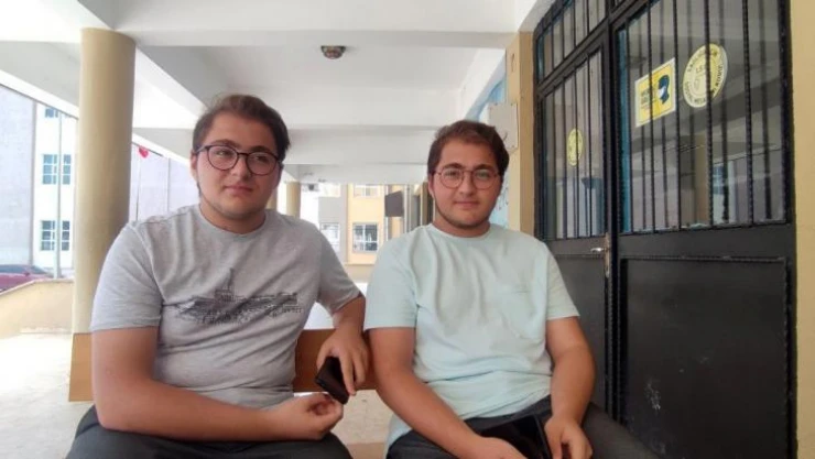 Arnavutköy'de tek yumurta ikizleri YKS'den aynı puanı alıp, aynı üniversiteye yerleşti