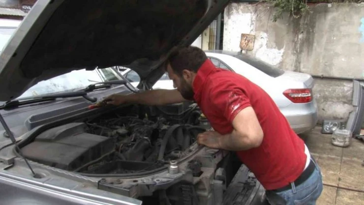 Ataşehir'de airbag hırsızları iş başında yakalandı