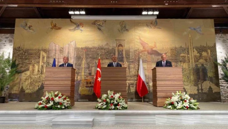 Bakan Çavuşoğlu, Romen ve Polonyalı mevkidaşlarıyla bir araya geldi
