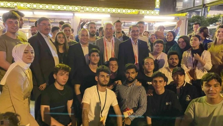 Bakan Fatih Dönmez, Ümraniyeli gençlerle çorbacıda buluştu