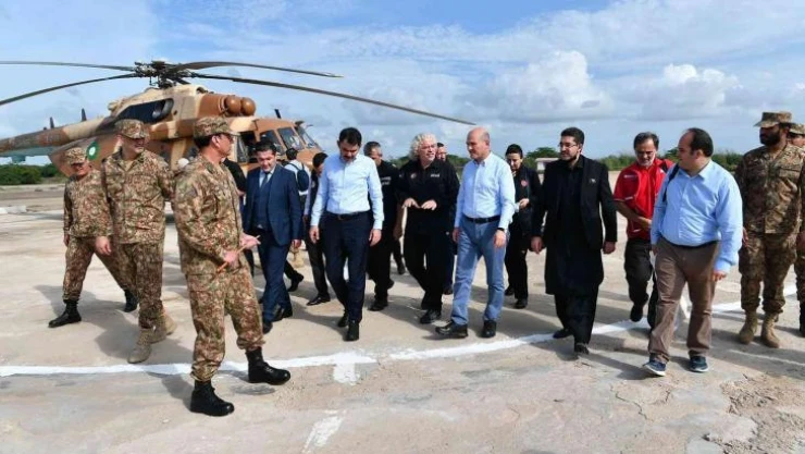 Bakan Kurum ve Bakan Soylu Pakistan'da sel bölgesini havadan ve karadan inceledi