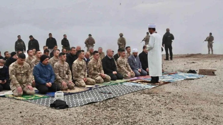 Bakan Soylu bayram namazını Mehmetçikle kıldı