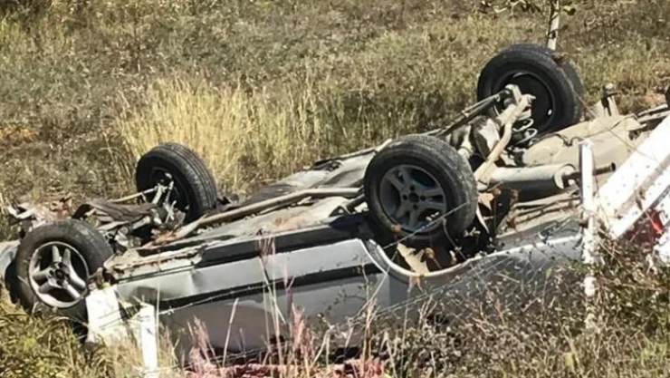 Bariyerlere çarpan otomobil takla attı: 1 ölü, 1 yaralı