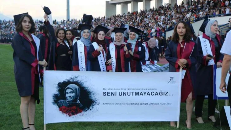 Başak Cengiz Mimarlık Fakültesi yeni ismiyle ilk mezunlarını verdi