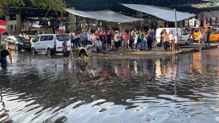 Başkent'te sağanak cadde ve sokakları göle çevirdi