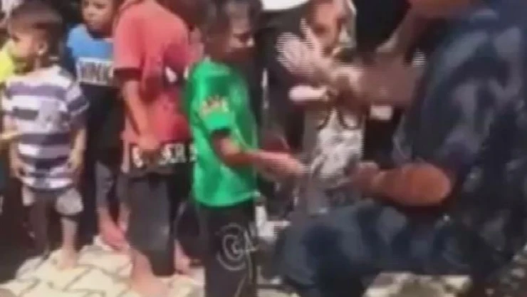 Bayram harçlığı verdi, döverek sevdi